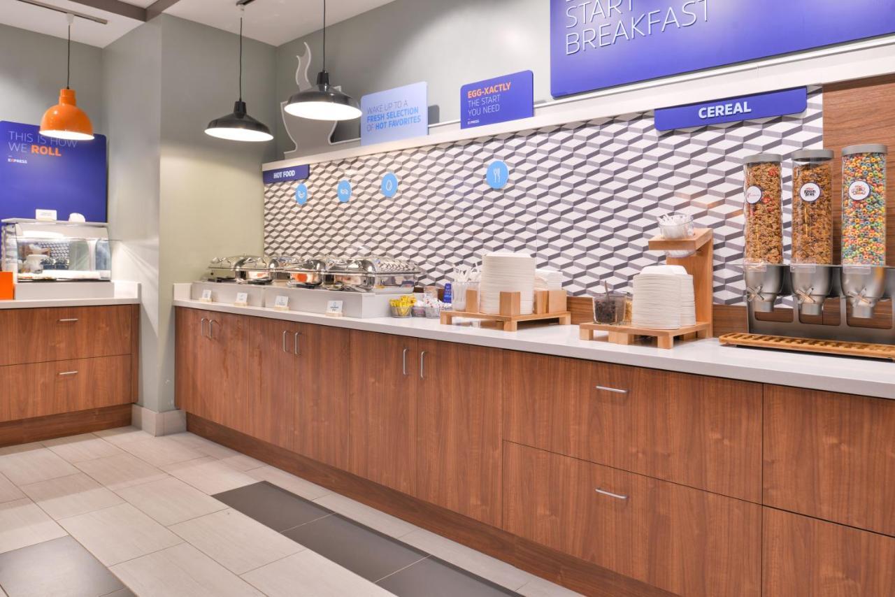Holiday Inn Express - Milwaukee Downtown By Ihg מראה חיצוני תמונה